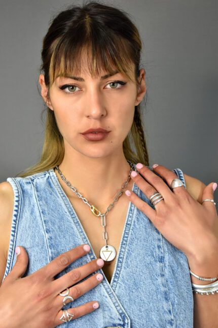 Κολιέ Κολιέ κοντό γυναικείο με τετράγωνη αλυσίδα και επάργυρο στοιχείο σε σχήμα V Eleven K Jewelry
