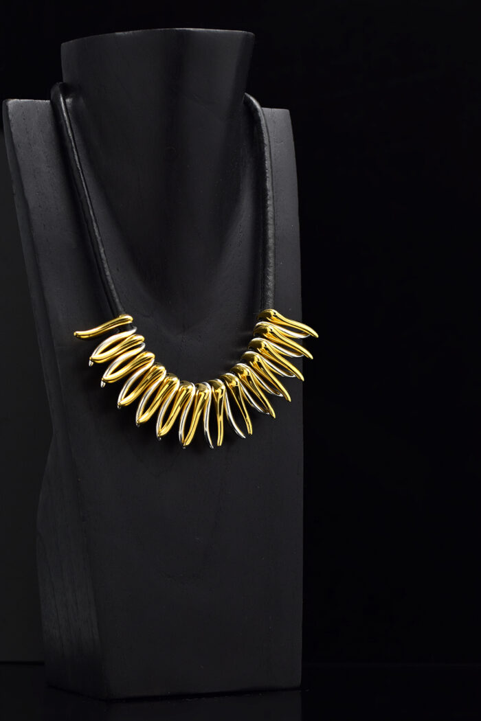 Κολιέ Γυναικείο κολιέ statement με δέρμα και μεταλλικά στοιχεία σε χρυσό και ασημί Eleven K Jewelry