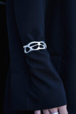 URBAN CODE VEIN – Statement βραχιόλι χειροπέδα ασημί σε ασύμμετρη γραμμή Eleven K Jewelry