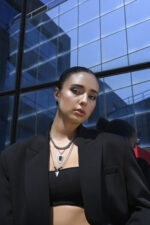 URBAN CODE ROGUE – Ασημί κολιέ με κεραμικές πέτρες και μεταλλικό βέλος σε ethnic chic ύφος Eleven K Jewelry