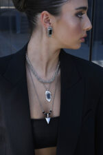 URBAN CODE ROGUE – Ασημί σκουλαρίκια με μαύρο σμάλτο σε γεωμετρική γραμμή Eleven K Jewelry