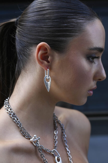 URBAN CODE DIVINE – Ασημί σκουλαρίκια με μεταλλικό στοιχείο σε rock chic ύφος Eleven K Jewelry