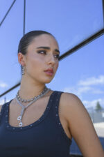 URBAN CODE RAGE – Ασημί κολιέ γραβάτα με κρεμαστά στοιχεία χειροπέδες Eleven K Jewelry