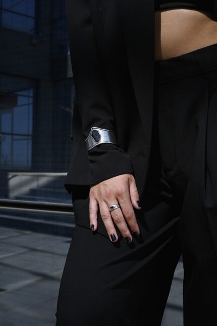 URBAN CODE ROGUE – Ασύμμετρο ασημί βραχιόλι χειροπέδα με μαύρο σμάλτο Eleven K Jewelry