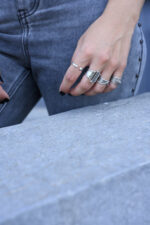 URBAN CODE URBAN CODE: THE RINGS – Ασημί σεβαλιέ δαχτυλίδι με ανάγλυφη υφή σε ethnic chic ύφος Eleven K Jewelry