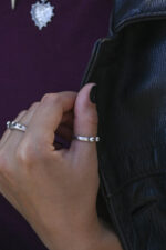 URBAN CODE URBAN CODE: THE RINGS – Ασημί δαχτυλίδι με σφαίρες στις άκρες σε minimal ύφος Eleven K Jewelry