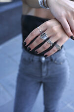 URBAN CODE URBAN CODE: THE RINGS – Δαχτυλίδι ασημί με V γραμμή και γραμμικό σχέδιο Eleven K Jewelry