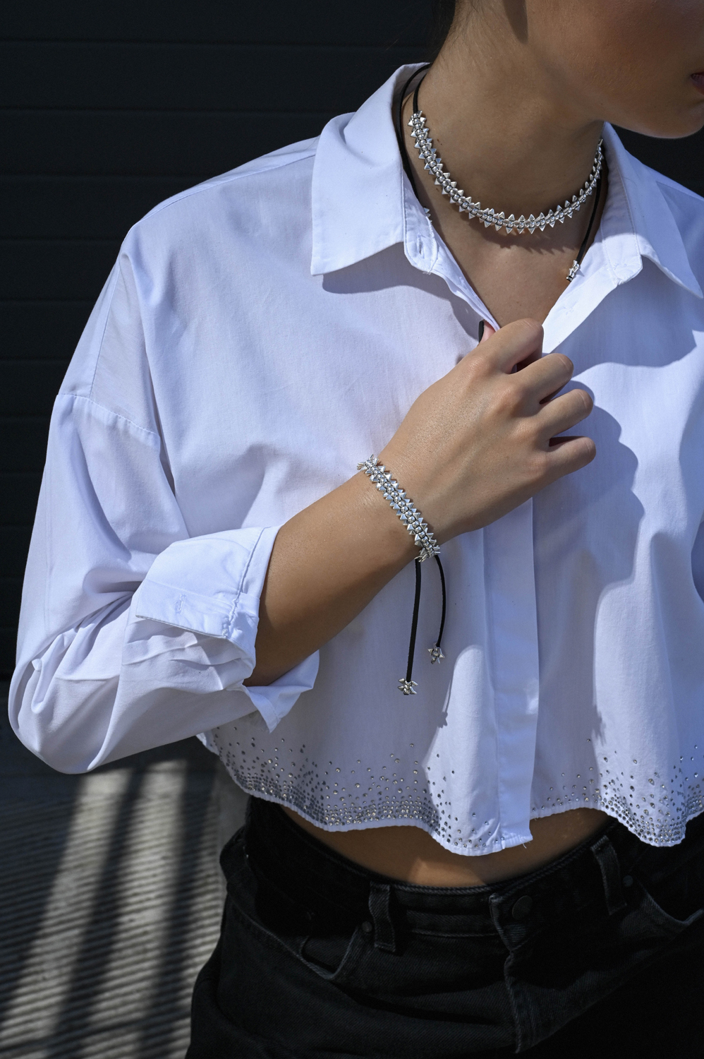 HALO – Βραχιόλι με ασημί spike, δερμάτινο κορδόνι και ρυθμιζόμενο κούμπωμα elevenkjewelry.com URBAN CODE URBAN CODE HALO – Βραχιόλι με ασημί spike, δερμάτινο κορδόνι και ρυθμιζόμενο κούμπωμα Eleven K Jewelry