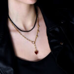 Νέες Αφίξεις Σκουλαρίκια καρδιά με κόκκινο σμάλτο, μαύρο κρίκο και χρυσό spike Eleven K Jewelry