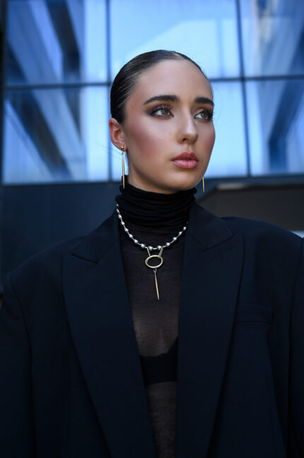 LEVEL K SIGN -Γυναικείο κολιέ σε διχρωμία με μεταλλικά στοιχεία, χρυσό κρίκο και κάθετη μπάρα Eleven K Jewelry