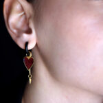 Νέες Αφίξεις Σκουλαρίκια καρδιά με κόκκινο σμάλτο, μαύρο κρίκο και χρυσό spike Eleven K Jewelry