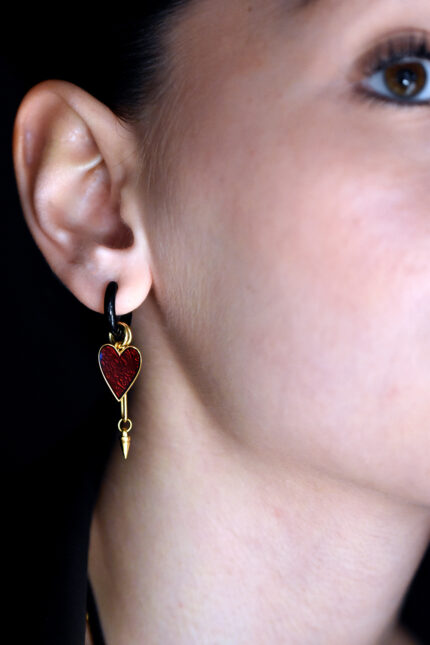 Νέες Αφίξεις Σκουλαρίκια καρδιά με κόκκινο σμάλτο, μαύρο κρίκο και χρυσό spike Eleven K Jewelry