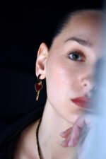 Νέες Αφίξεις Σκουλαρίκια καρδιά με κόκκινο σμάλτο, μαύρο κρίκο και χρυσό spike Eleven K Jewelry