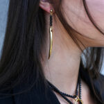 LEVEL K HAVOC – Μακριά σκουλαρίκια με μαύρη αλυσίδα και χρυσό στοιχείο Eleven K Jewelry