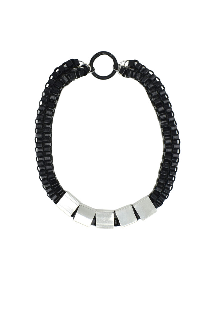 LEVEL K FORM – Γυναικείο μαύρο γεωμετρικό statement κολιέ με ασημί στοιχεία Eleven K Jewelry