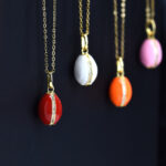 Κολιέ Μενταγιόν αυγό με ανάγλυφο σχέδιο και σμάλτο Eleven K Jewelry