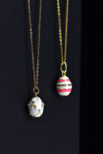 Κολιέ Μενταγιόν αυγό με ανάγλυφο σχέδιο και σμάλτο Eleven K Jewelry